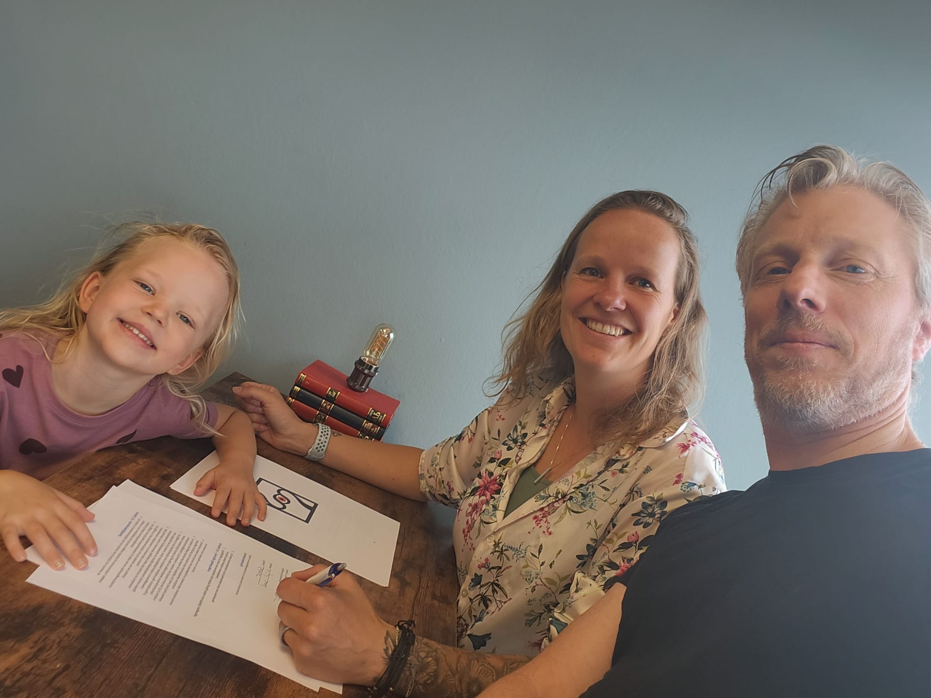 Tekenen contract met uitgever